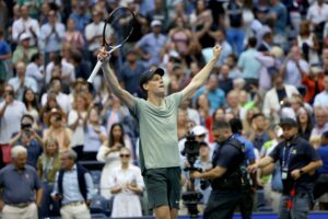 Sinner vince agli US Open, superando Fritz in tre set