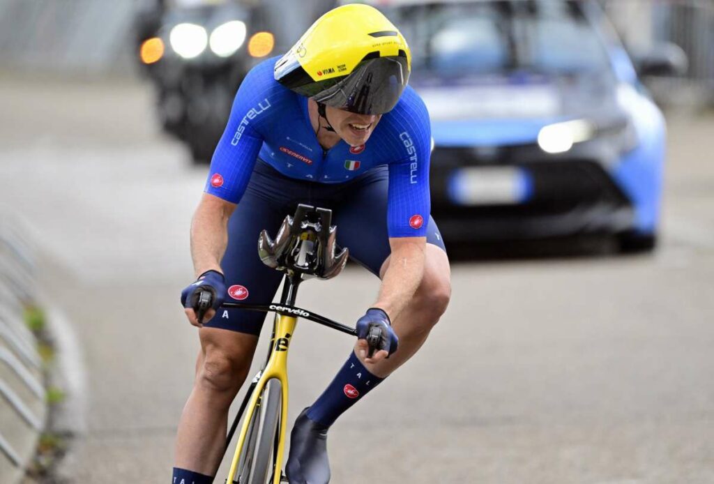 Edoardo Affini ha vinto l'oro nel cronometro agli Europei 2024 di ciclismo, seguito dallo svizzero...