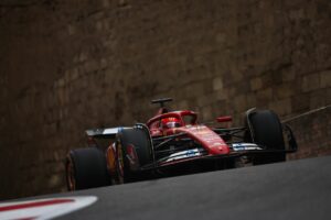 Le seconde libere a Baku: Leclerc in testa, Sainz quarto con la Ferrari