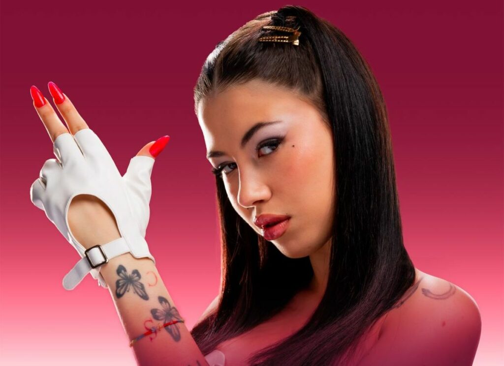 Il nuovo singolo di Anna, "TONIGHT", tratto dall'album "Vera Baddie", esplora un lato più oscuro e...