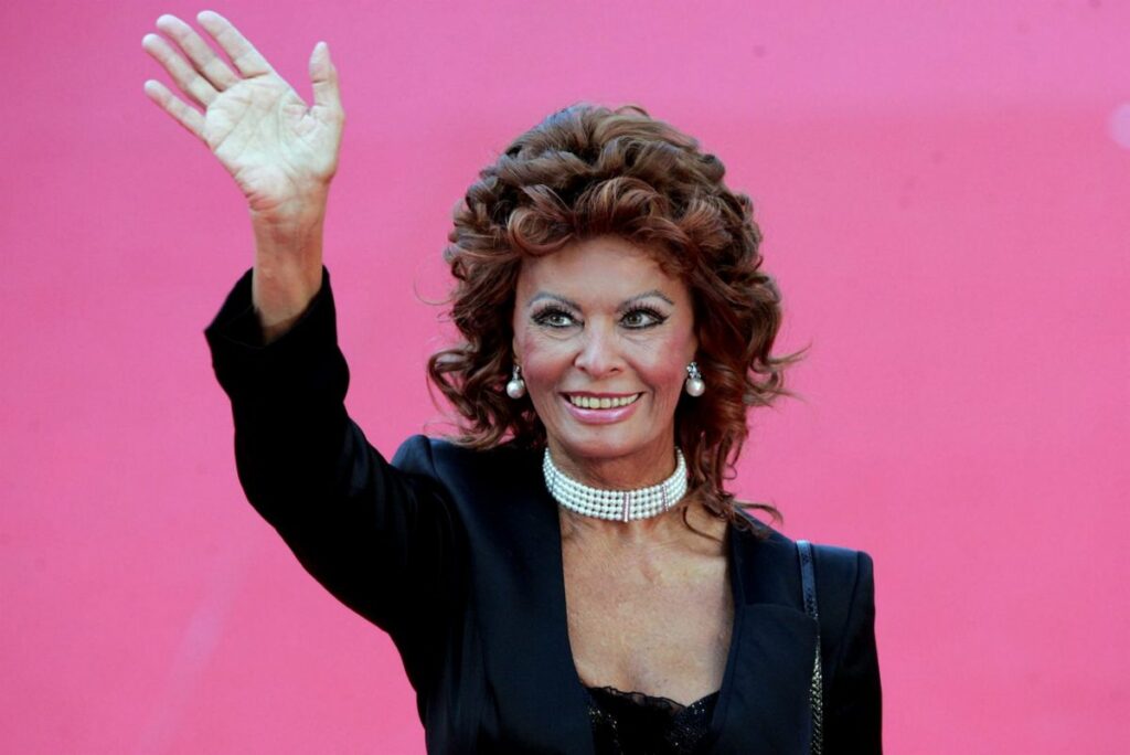 Il testo riassume la vita straordinaria di Sophia Loren, icona del cinema italiano e internazionale...