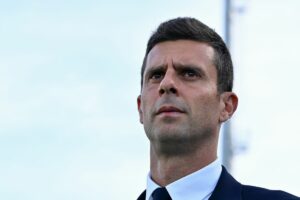 Thiago Motta, allenatore della Juventus, si prepara per la sfida contro il Napoli, riconoscendo la...