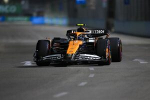 Lando Norris conquista la pole position nel Gran Premio di Singapore, con Max Verstappen al secondo...