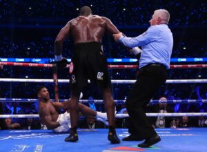 Anthony Joshua è stato sconfitto da Daniel Dubois nel match per il titolo dei pesi massimi IBF al...