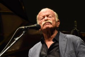 Il testo offre uno sguardo approfondito sulla vita e la carriera di Gino Paoli, cantautore italiano...