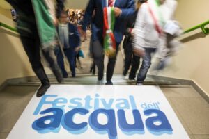 Il testo evidenzia la grave situazione idrica in Italia, con una contrazione della capacità degli...