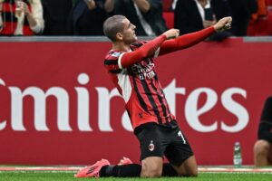 Il Milan batte il Lecce 3-0 sotto le luci di San Siro.