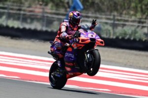 Jorge Martin vince il Gran Premio d'Indonesia a bordo della Ducati Prima Pramac, superando Pedro...