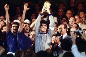 Il leggendario Dino Zoff, campione del mondo nel 1982, analizza la Serie A e le prestazioni delle...
