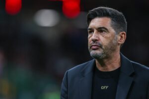 Paulo Fonseca, allenatore dell'AC Milan, si prepara per sfidare il Bayer Leverkusen in Champions...