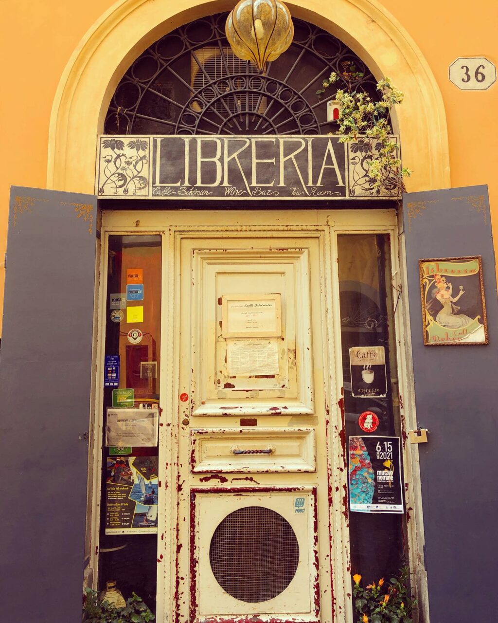 Selvaggia Lucarelli è la regina indiscussa dei pettegolezzi e delle polemiche nel mondo dei VIP...