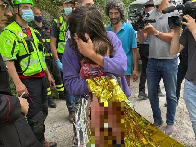 C'è chi la definisce la regina dei gossip, un'autentica tempesta in un bicchiere di champagne, un...