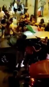 Selvaggia Lucarelli, A lui, come si vede, sono entrati addirittura nell’auto. All’interno, un anziano… su Instagram per i suoi fan