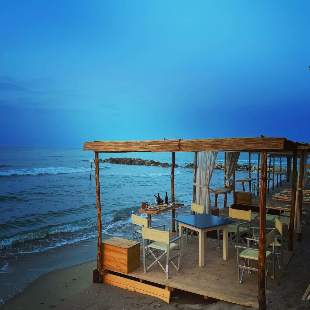 Selvaggia Lucarelli, Molise. A Petacciato succede che si passa sotto un tunnel nascosto sulla statale… su Instagram per i suoi fan