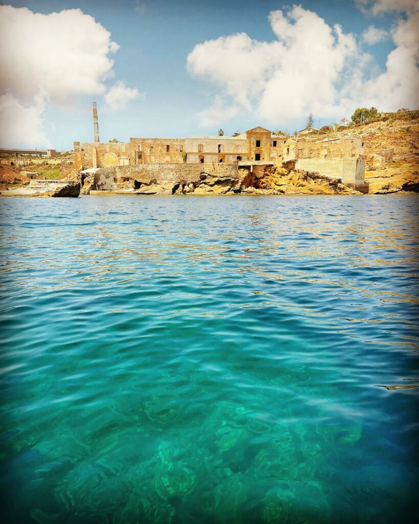 Selvaggia Lucarelli, Qui si incontrano il Mar Mediterraneo e lo Ionio. Ma anche la voglia di tuffarsi… su Instagram per i suoi fan