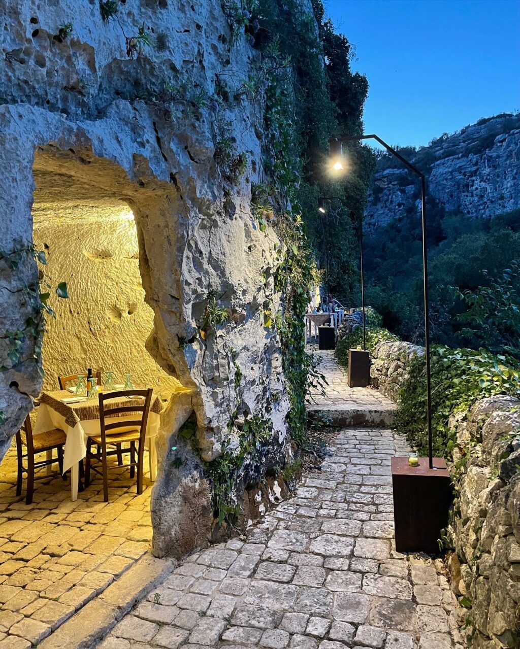 Selvaggia Lucarelli, Ad Ispica, vicino Modica, nel complesso delle grotte rupestri, c’è un posto magi… su Instagram “per” i suoi fan