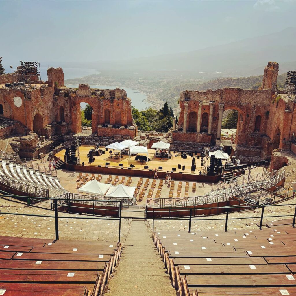 Selvaggia Lucarelli, l'imperatrice dei pettegolezzi e delle frecciatine taglienti, ha conquistato il...