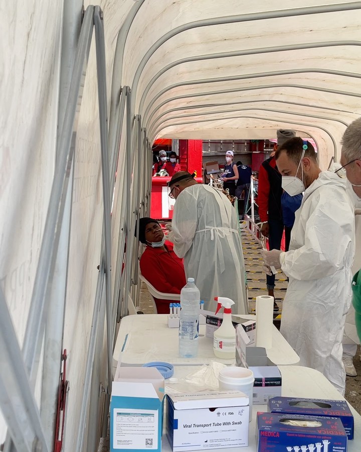 Selvaggia Lucarelli Siamo in vacanza a pochi km da Pozzallo e alla notizia dell’arrivo della Ocean V...