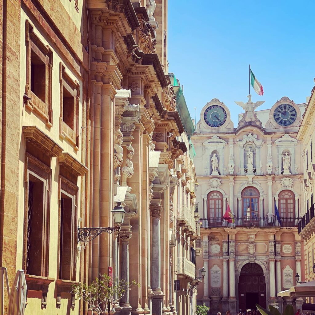 Selvaggia Lucarelli, Erice che la sovrasta, le Egadi che la guardano. Le saline, il porto, la spiaggi… su Instagram incanta i suoi fan