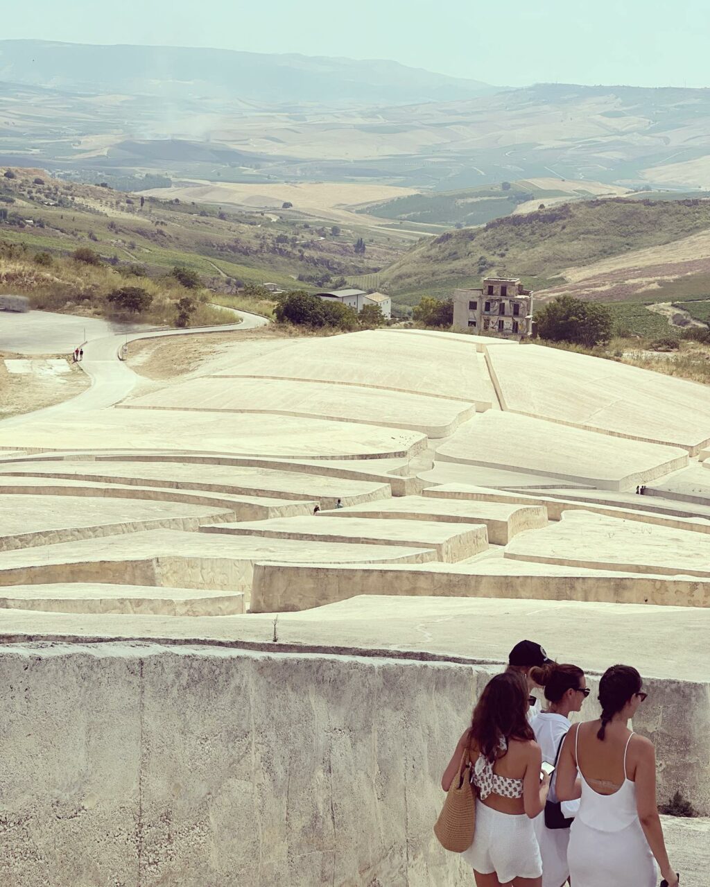 Selvaggia Lucarelli, Nel 1968 Gibellina vecchia viene distrutta dal terremoto del Belice. L’artista A… su Instagram incanta i suoi fan