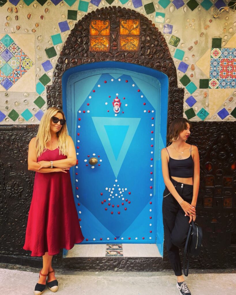 Selvaggia Lucarelli, Sembra Tunisi, e invece. P.s. La giovinezza si riconosce dalla postura…. su Instagram per i suoi fan