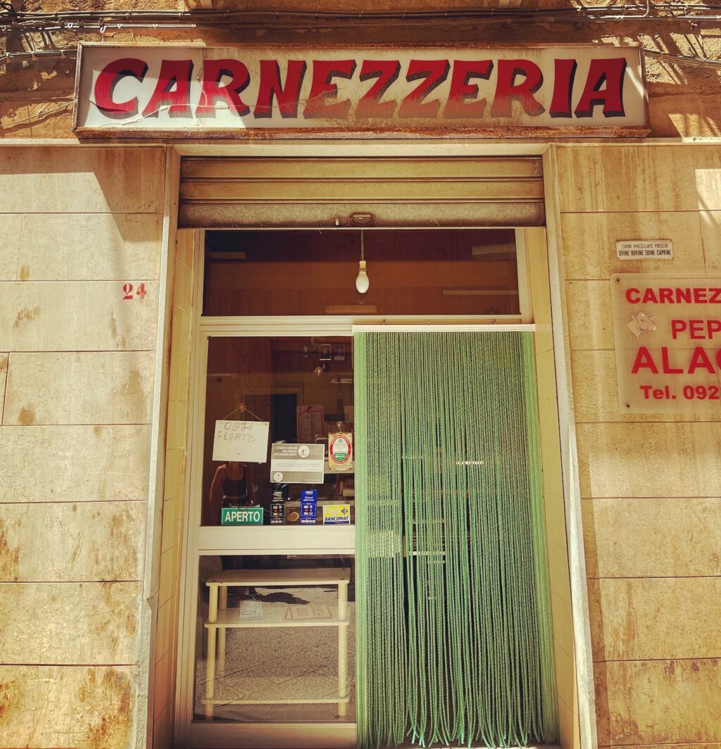 Selvaggia Lucarelli, L’insegna più bella…. su Instagram delizia i suoi fan