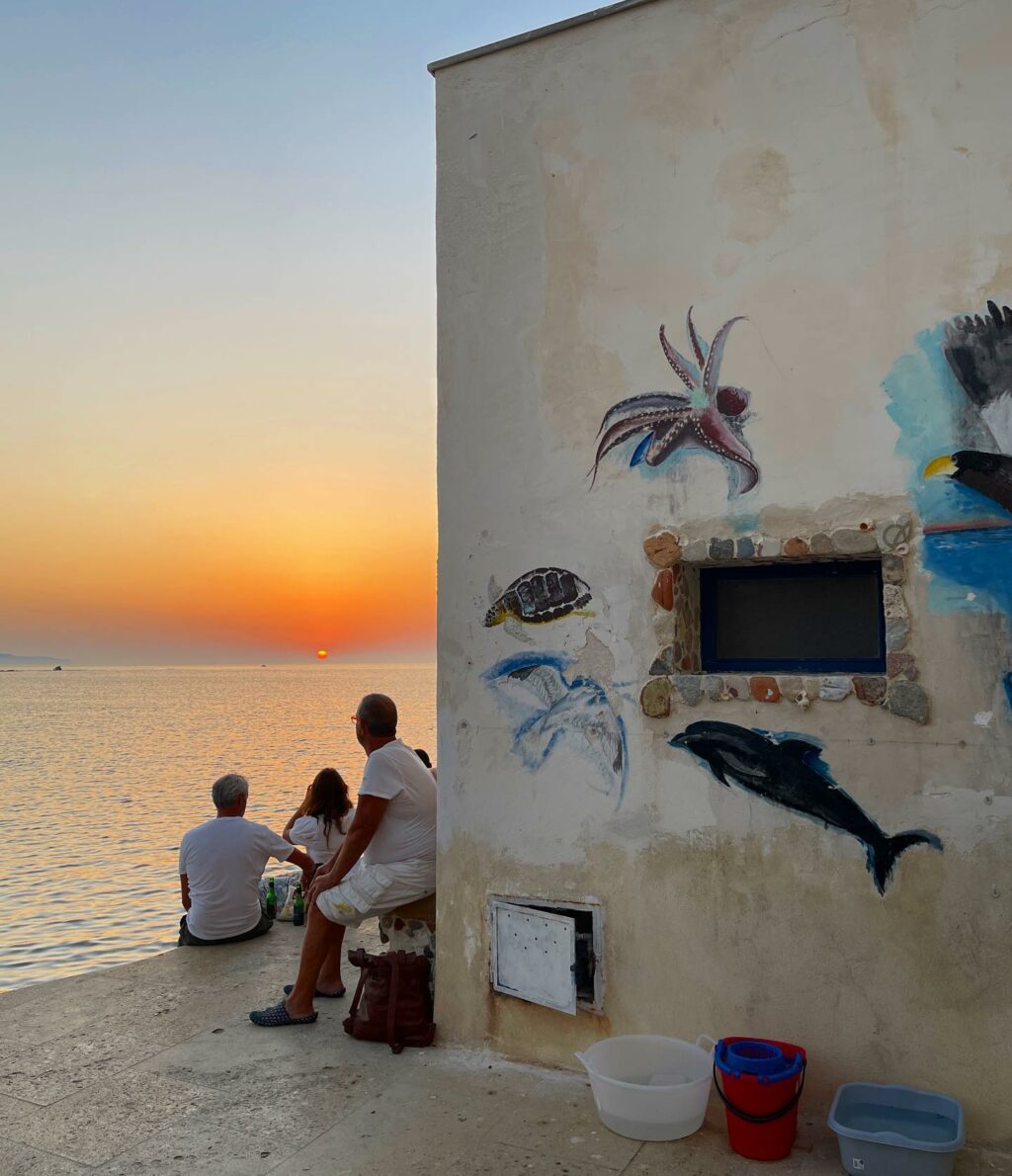 Selvaggia Lucarelli, Dicono che da queste parti ci siano i tramonti più belli del mondo. Per me quest… su Instagram per i suoi fan