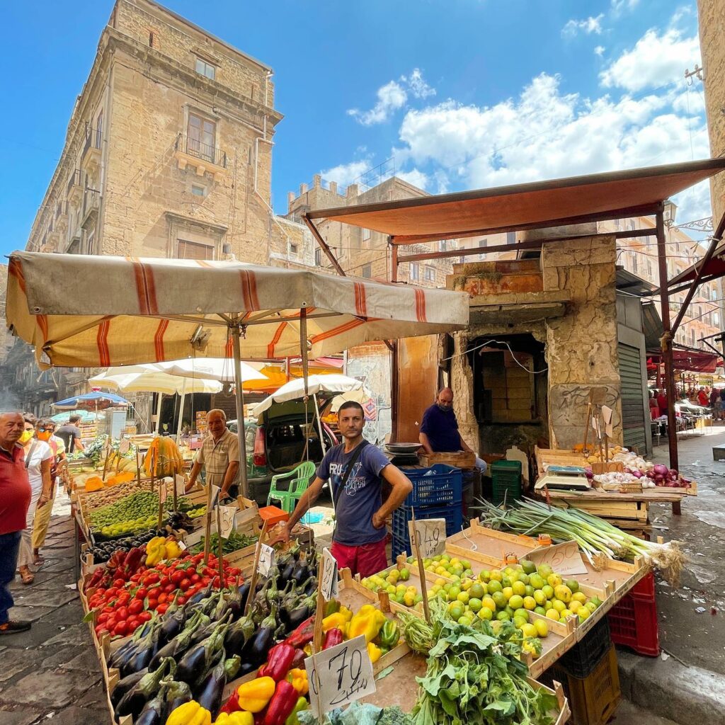 Selvaggia Lucarelli, E poi il mercato di Ballaró, chiassoso, sporco, profumato, seducente e pettegolo… su Instagram delizia i suoi fan