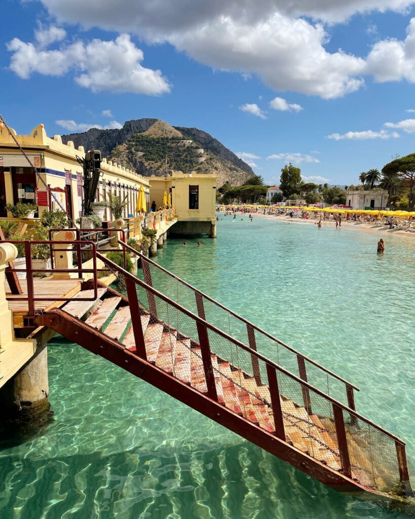 Selvaggia Lucarelli, Ha avuto un’estate travagliata anche Mondello, ma resta una delle spiagge cittad… su Instagram per i suoi fan