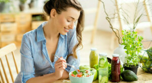 Quando le emozioni e lo stress influenzano le nostre scelte alimentari, tendiamo a optare per cibi...