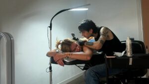 Chiara Ferragni ha un nuovo tattoo: la scritta d’amore sulla schiena