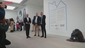 Il principe William di Londra visita la mostra sui senzatetto in segno di impegno sociale