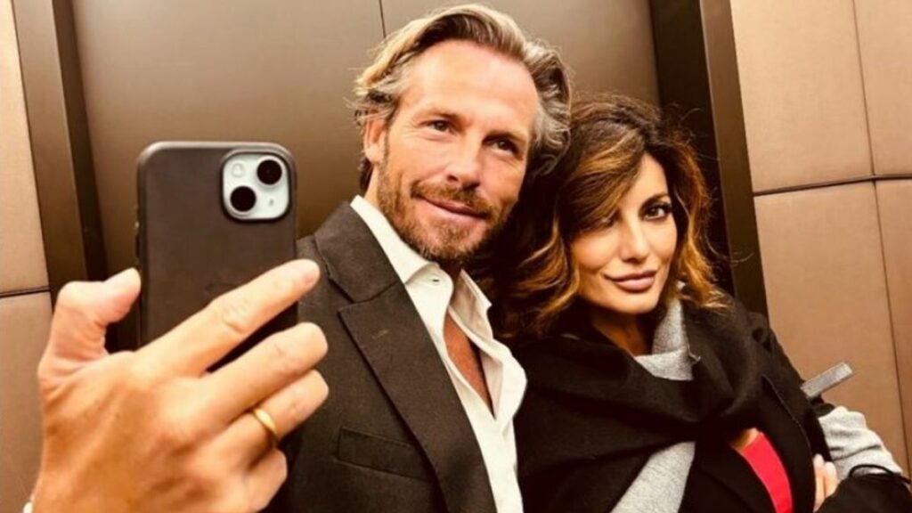 Samanta Togni e Mario Russo sono a Londra, sfatando voci di crisi con un selfie insieme. Lui scrive...