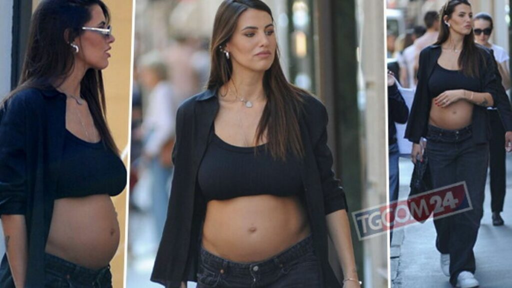 Carolina Stramare, incinta, è stata fotografata passeggiare in via Montenapoleone. L'immagine mostra...