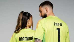 Il portiere del PSG Gigio Donnarumma e la compagna Alessia Elefante hanno annunciato di essere...