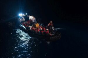 29 persone alla deriva a sud di Lampedusa: nuova emergenza immigrazione