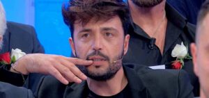 Armando Incarnato torna in Uomini e Donne ma una segnalazione sconvolgente emerge durante un video compromettente a Napoli