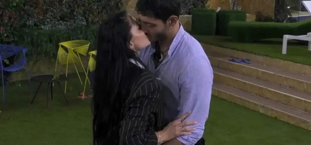 Il bacio tra Javier Martinez e Shaila Gatta al Grande Fratello 2024 ha finalmente colto tutti di...