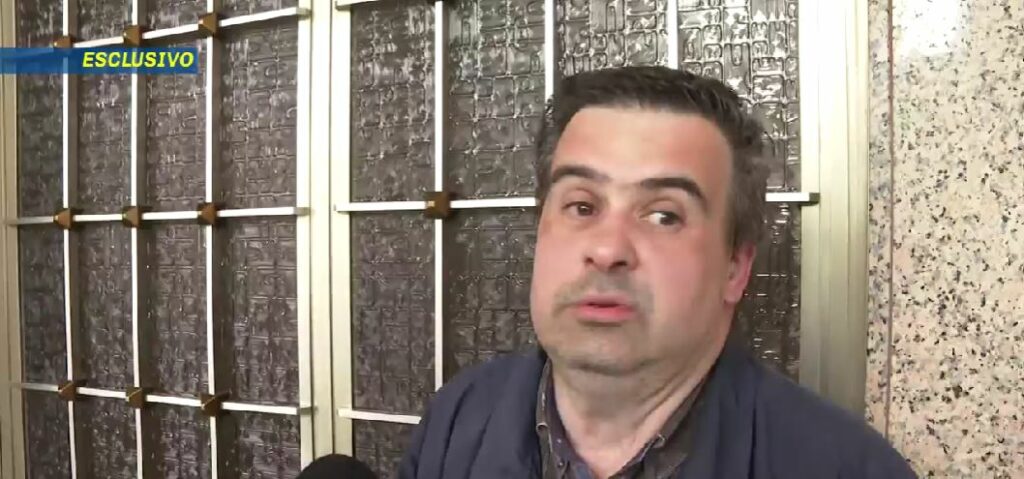 Lorenzo Carbone è stato arrestato per l'omicidio della madre ottantenne Loretta Levrini, trovata...