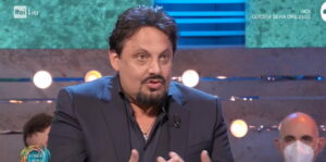 Enrico Brignano, noto per il suo umorismo, ha partecipato a Domenica In, ricordando la sua carriera...