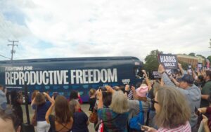 Il tour in autobus "Fighting For Reproductive Freedom" della vicepresidente Kamala Harris e del...