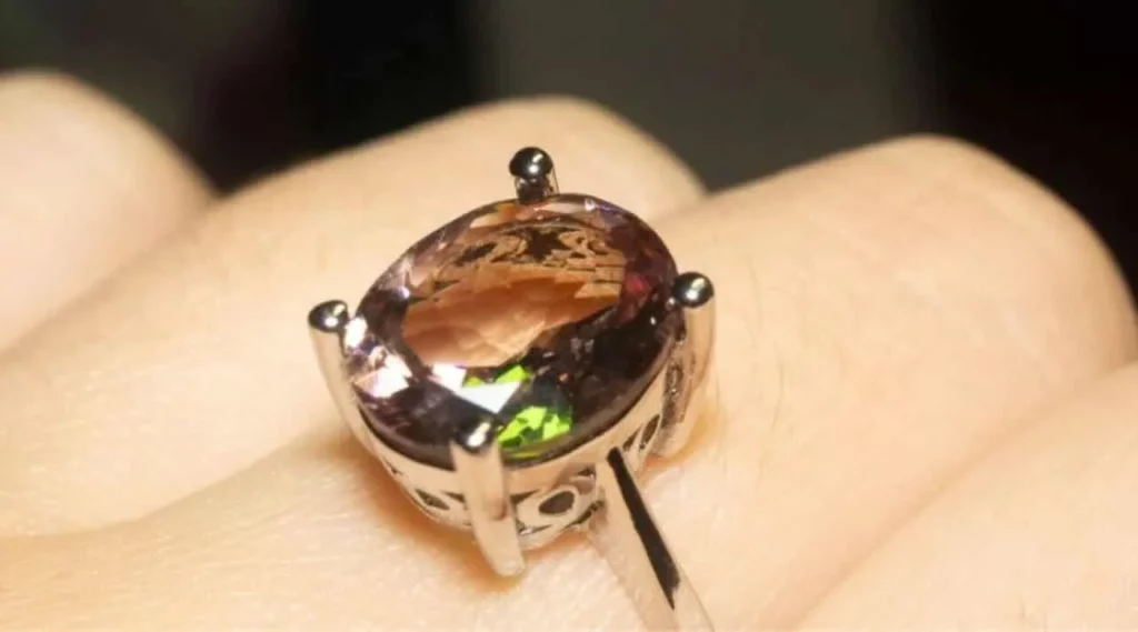 Lo zircone è un minerale utilizzato da secoli nella gioielleria per la sua capacità di riflettere la...