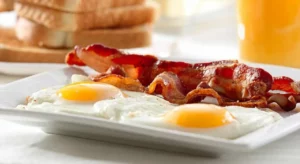 Ecco cosa dice il dietologo sull’effetto di mangiare uova a colazione: fa bene o fa male?