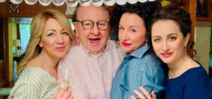 Massimo Boldi e le sue figlie a La Volta Buona: “Papà, un uomo imprevedibile!” / Manuela Boldi riflette sulla morte di mamma.