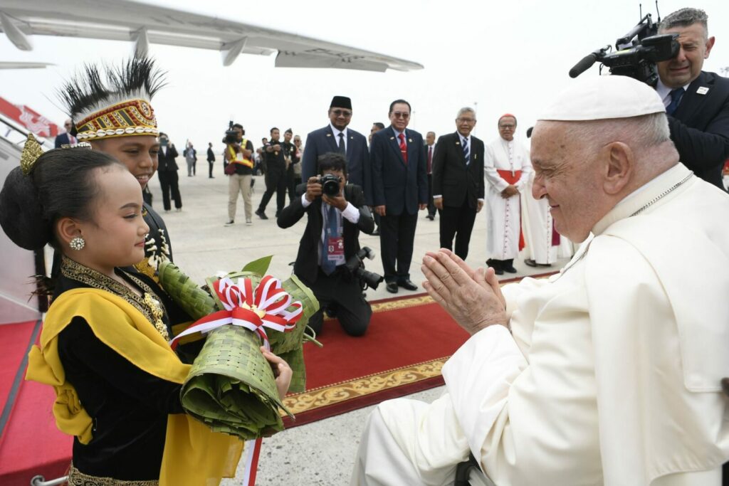 Il Papa Francesco è atterrato in Indonesia: la prima tappa del viaggio apostolico