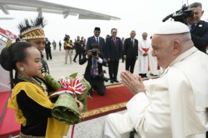 Il Papa Francesco è atterrato in Indonesia per un viaggio in Asia e Oceania, accolto dal ministro...