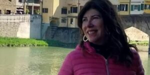 Una donna che travolge con l’auto il suo scippatore viene applaudita e merita una medaglia