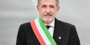 Il sindaco di Genova, Bucci, candidato nonostante il cancro: “Se mi restano 3 anni, li spenderò così”