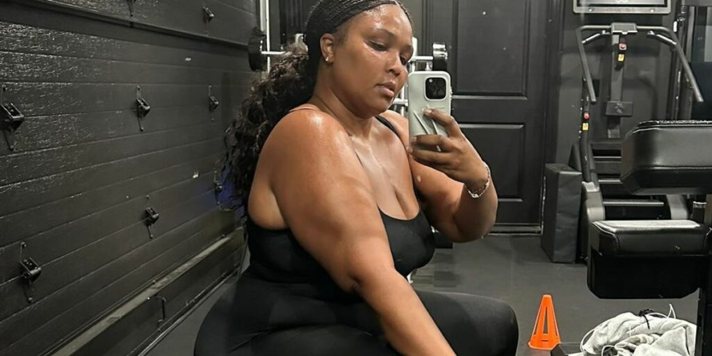 Lizzo sta documentando la sua trasformazione fisica sui social, suscitando critiche per aver...