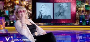 L’amore per David Bowie spinge Amanda Lear a giocare sul fatto di essere uomo